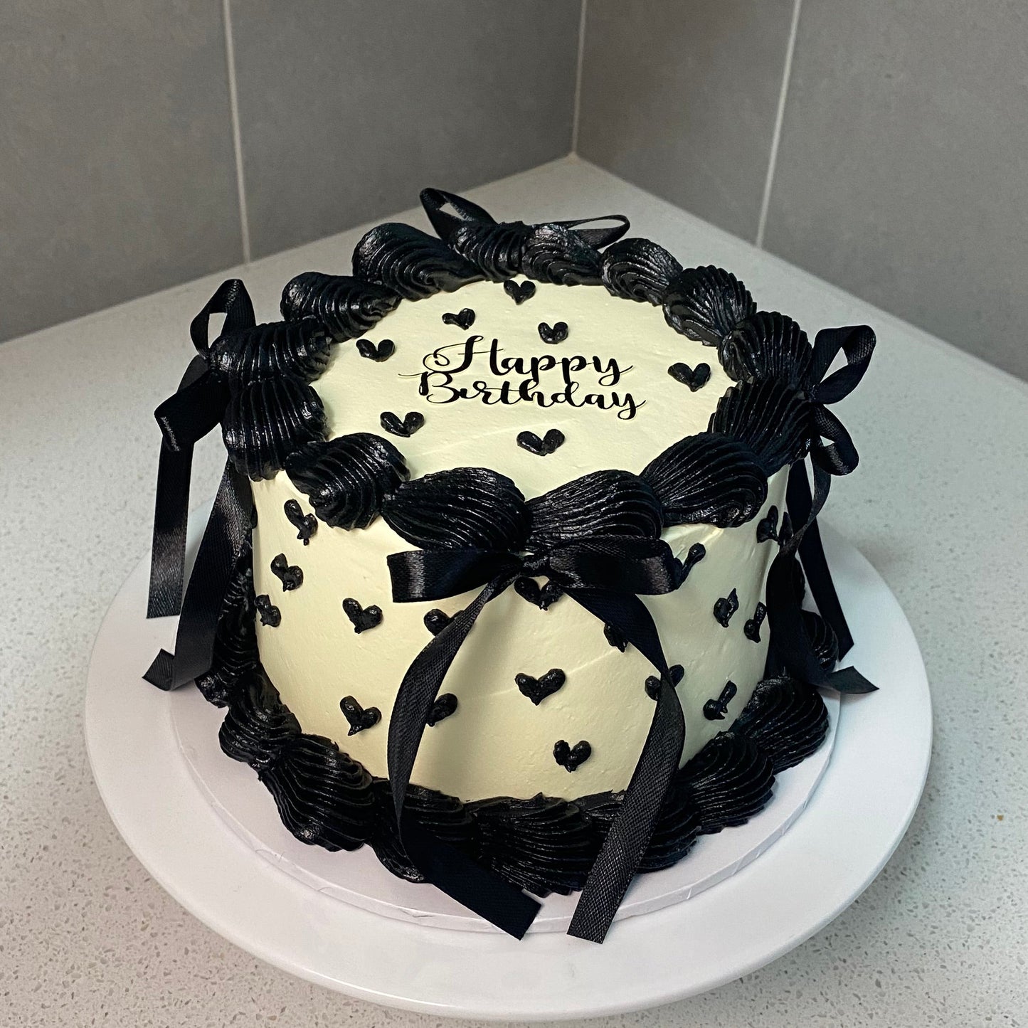 Cake vintage with black heart and piping