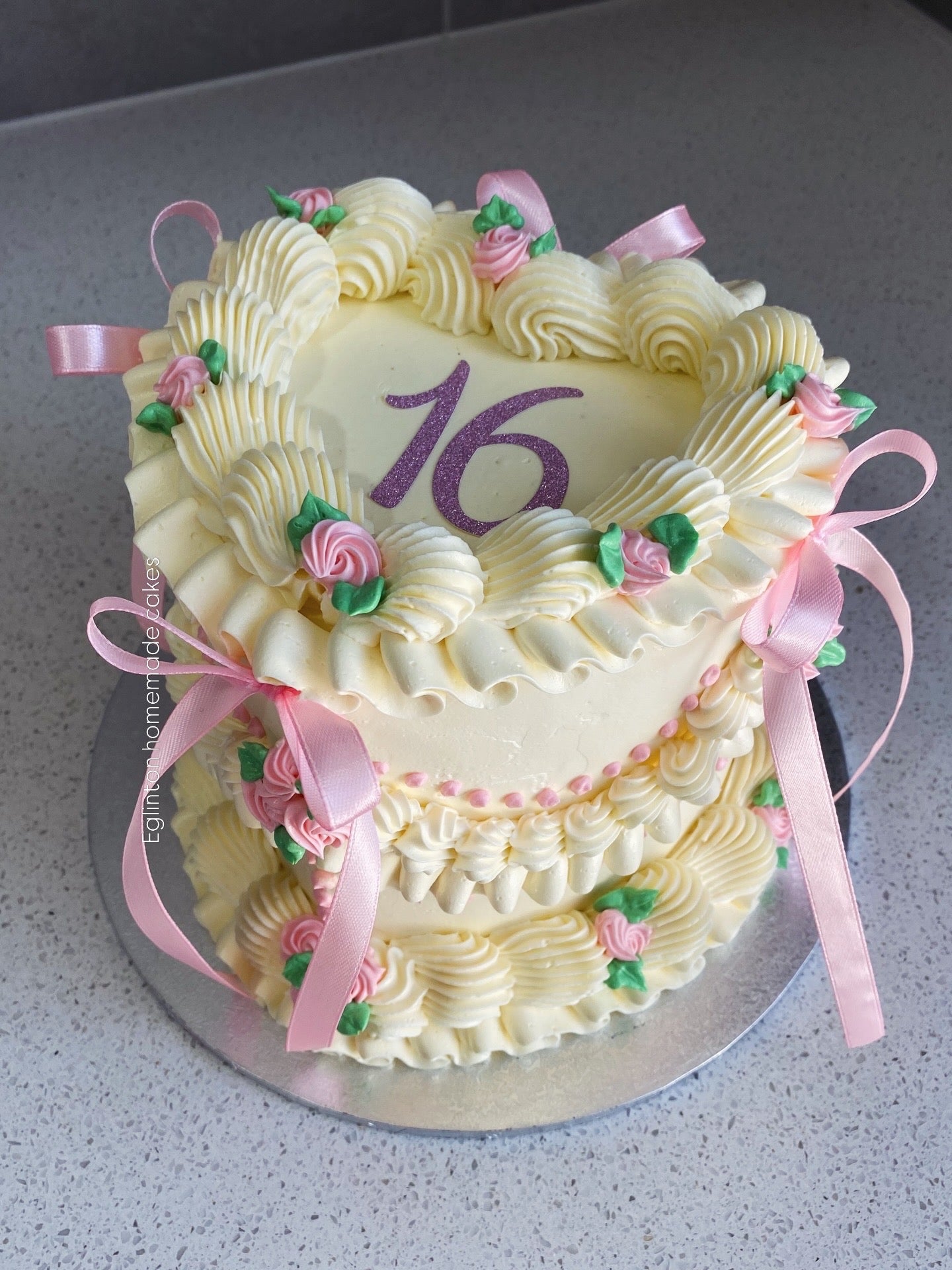vintage cake white with rosette piping