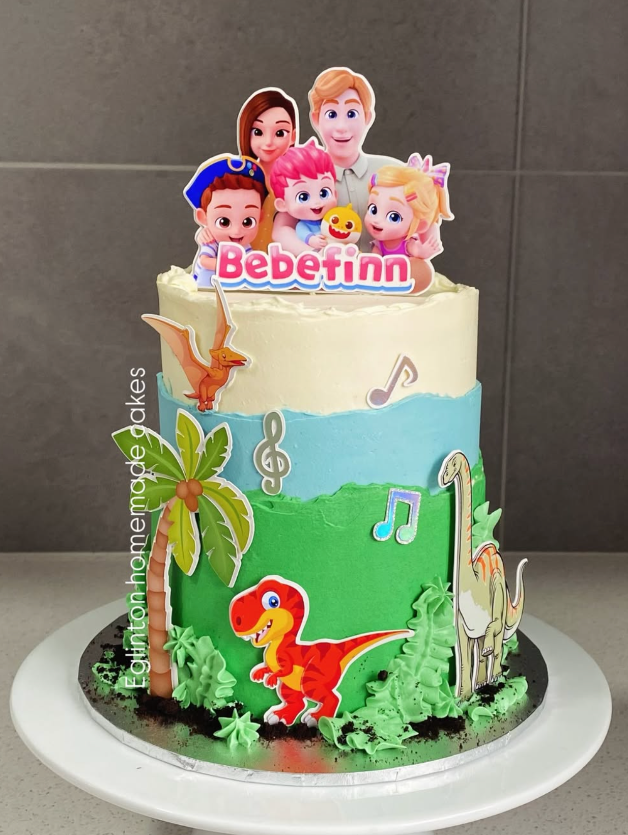 baby shark, baby dino cake