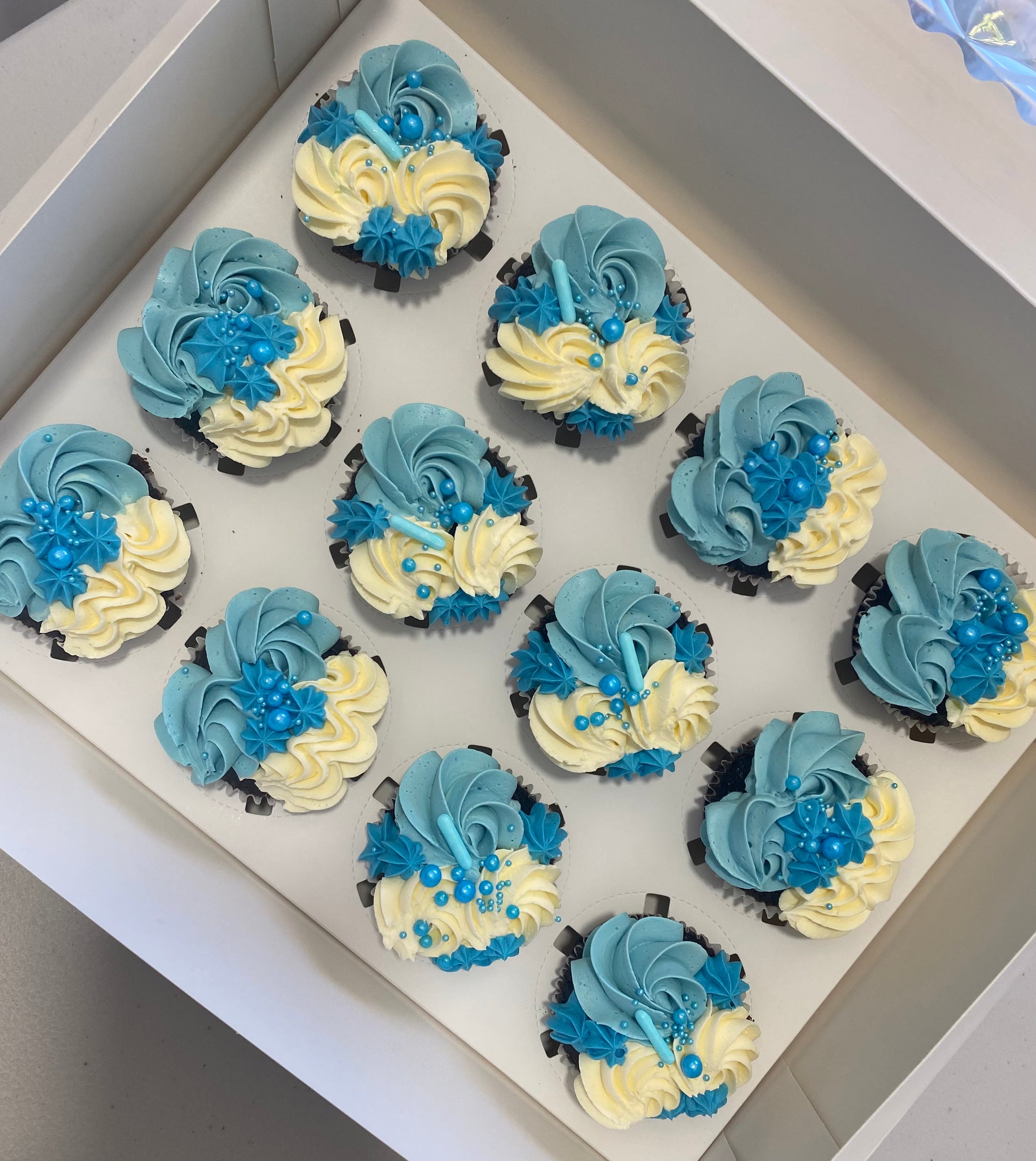 blue cupcakes for boy