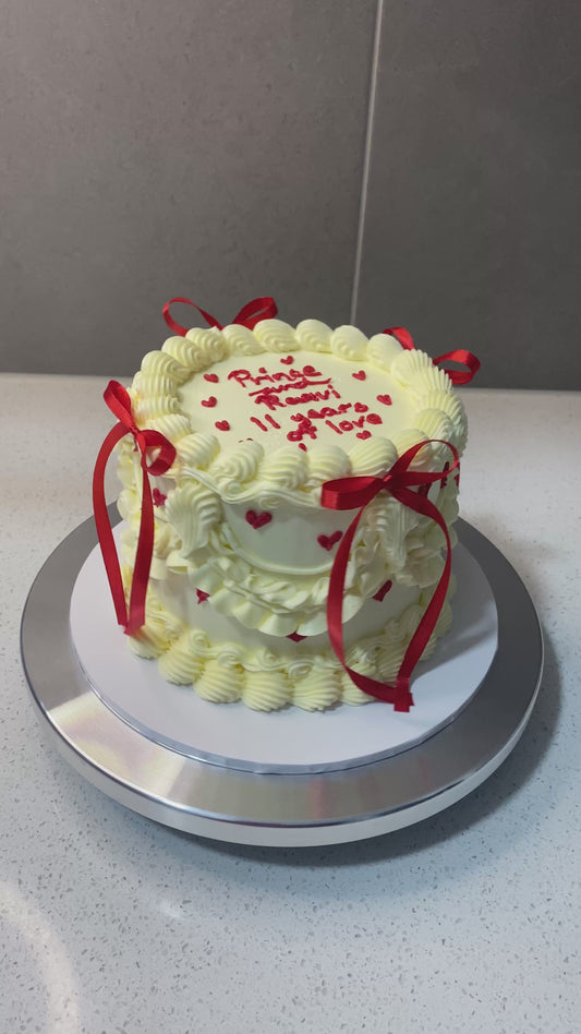 Cream ❤️ Red Vintage Cake